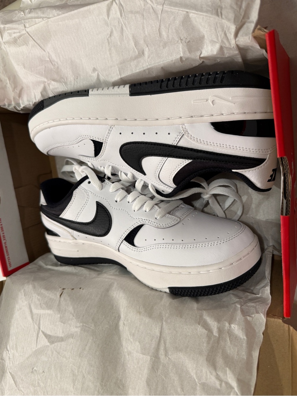 Nike Women’s Gamma Force Sneakers Size 8.5 DX9176-100 White/Black Leather Low - Picture 2 of 9